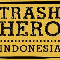 垃圾英雄 黄色标牌上印有做旧效果的黑色文字“TRASH HERO”,下方用较小字体标注“INDONESIA”,两个词之间有一条点状装饰线。